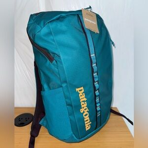 NWT Patagonia backpack Black Hole Pack 25L in Belay Blue